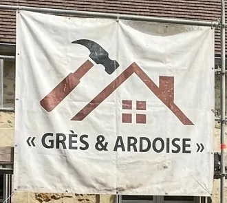 Bâche de chantier Grès & Ardoise tendue sur l'échafaudage d'une maison en pierre à Fontainebleau